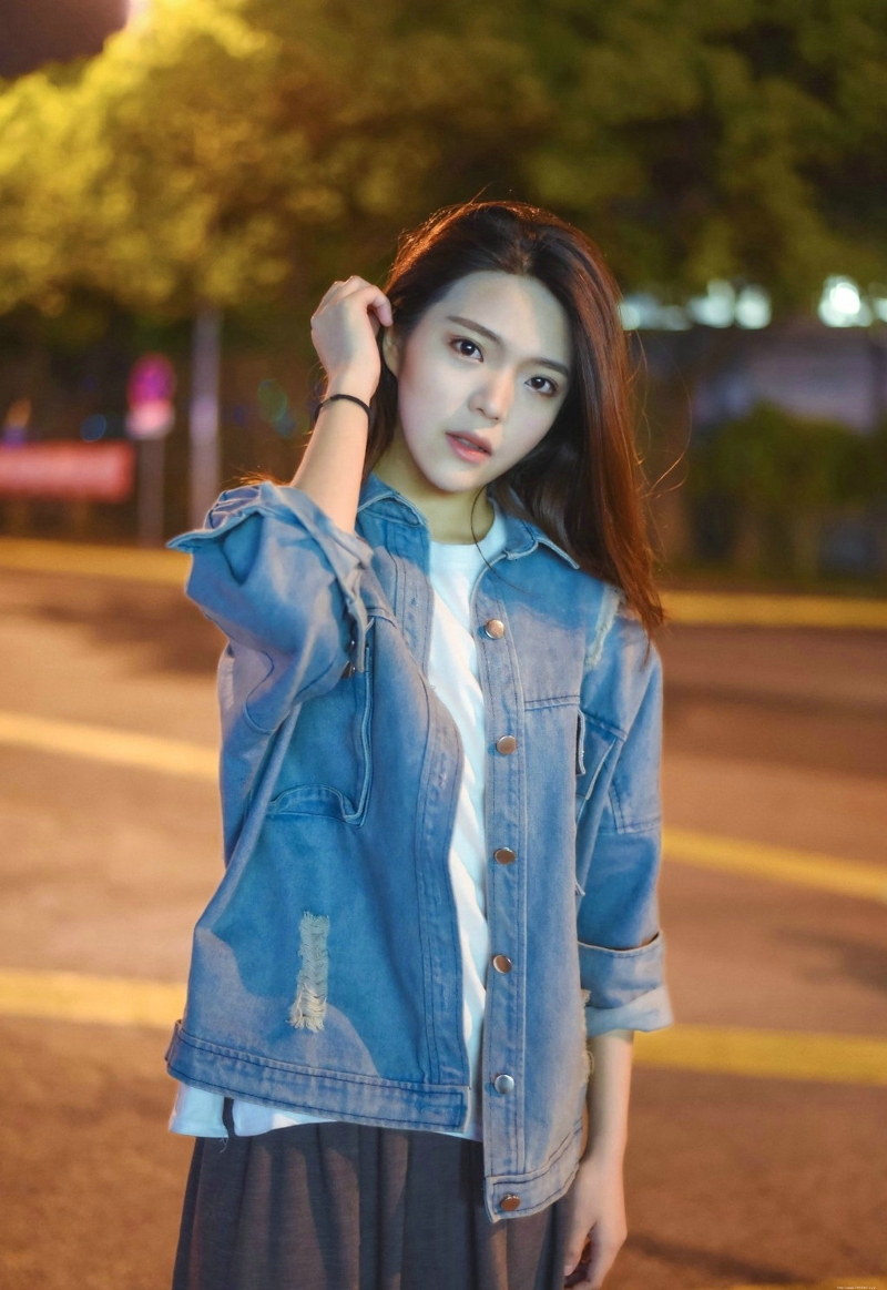 夜晚街头牛仔衣高颜值美女孤独写真