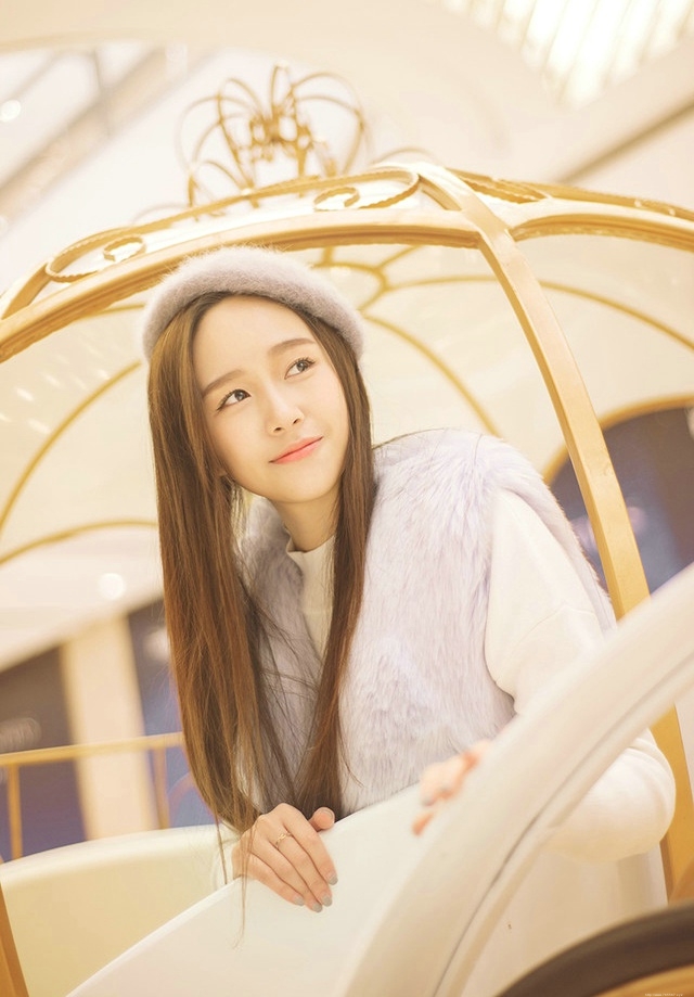 圣诞夜驾着金色的南瓜马车的长发美女楚楚动人