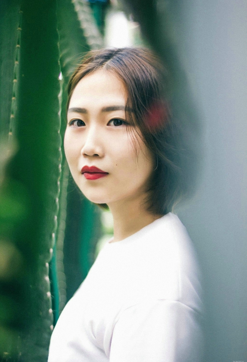 植物园内的白T牛仔裙妹子安静怡人