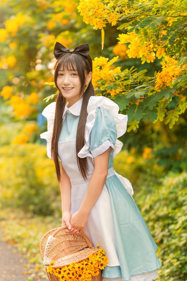 明艳阳光下女仆装美女野外采花笑容能把你融化