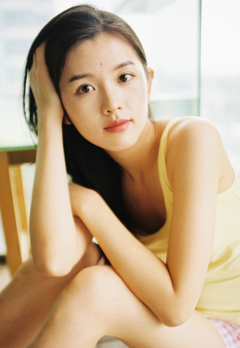 私房高颜值背心美女长腿吸睛美丽动人