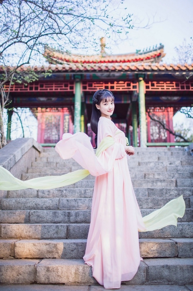 清纯甜美刘海古装养眼美女粉嫩迷人户外