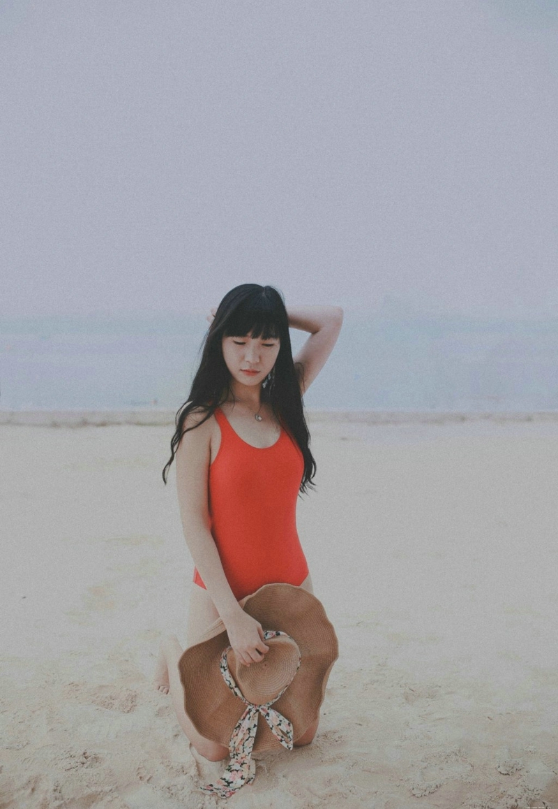 沙滩上的泳装美女艳丽吸睛耀眼