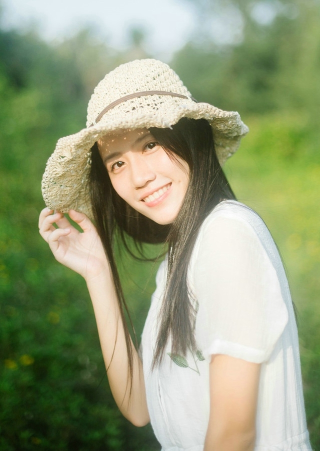 夏日森林里的草帽女孩长裙飘飘甜美清新