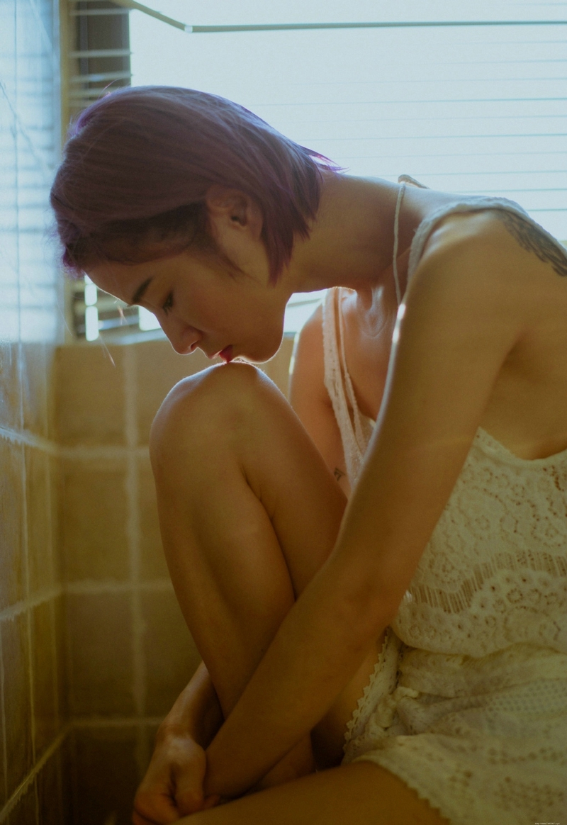 浴室内的另类个性少女浴巾遮体孤独写真