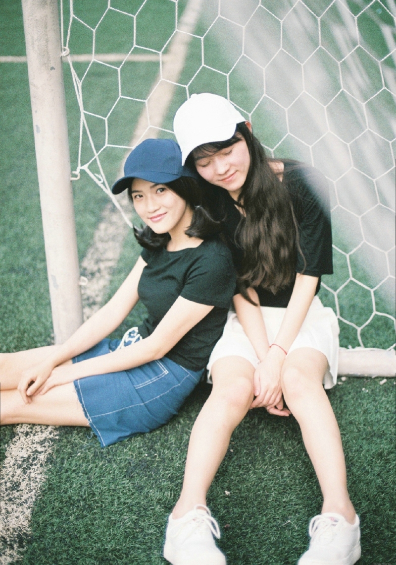 体育长上的棒球帽姐妹花纯真可人