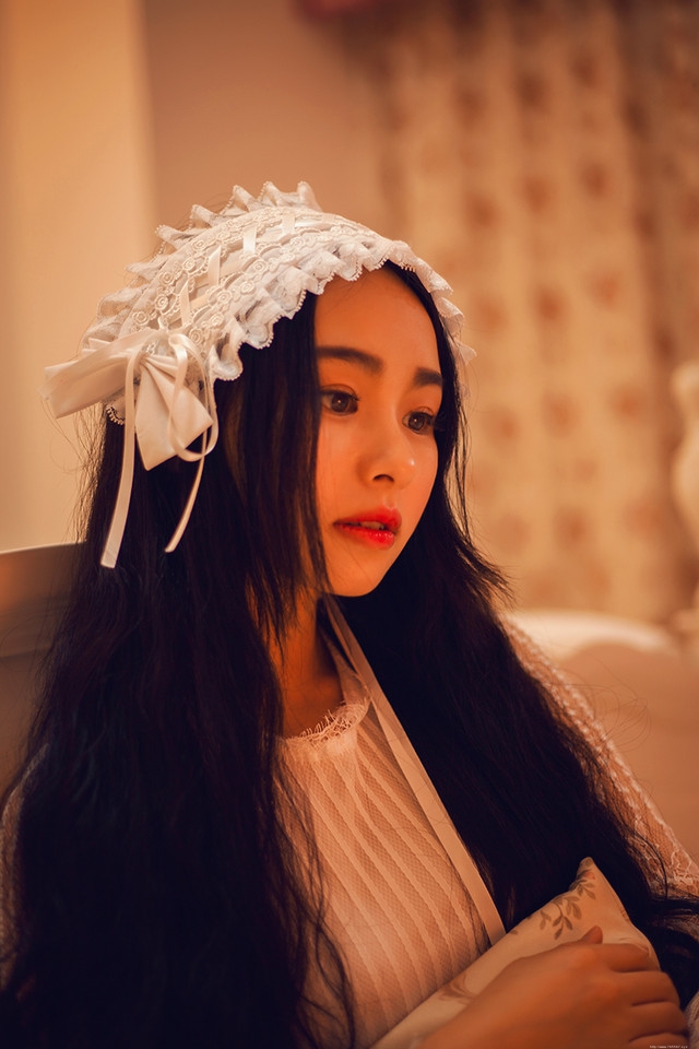 床上的失恋女孩手捧烛光情绪崩溃