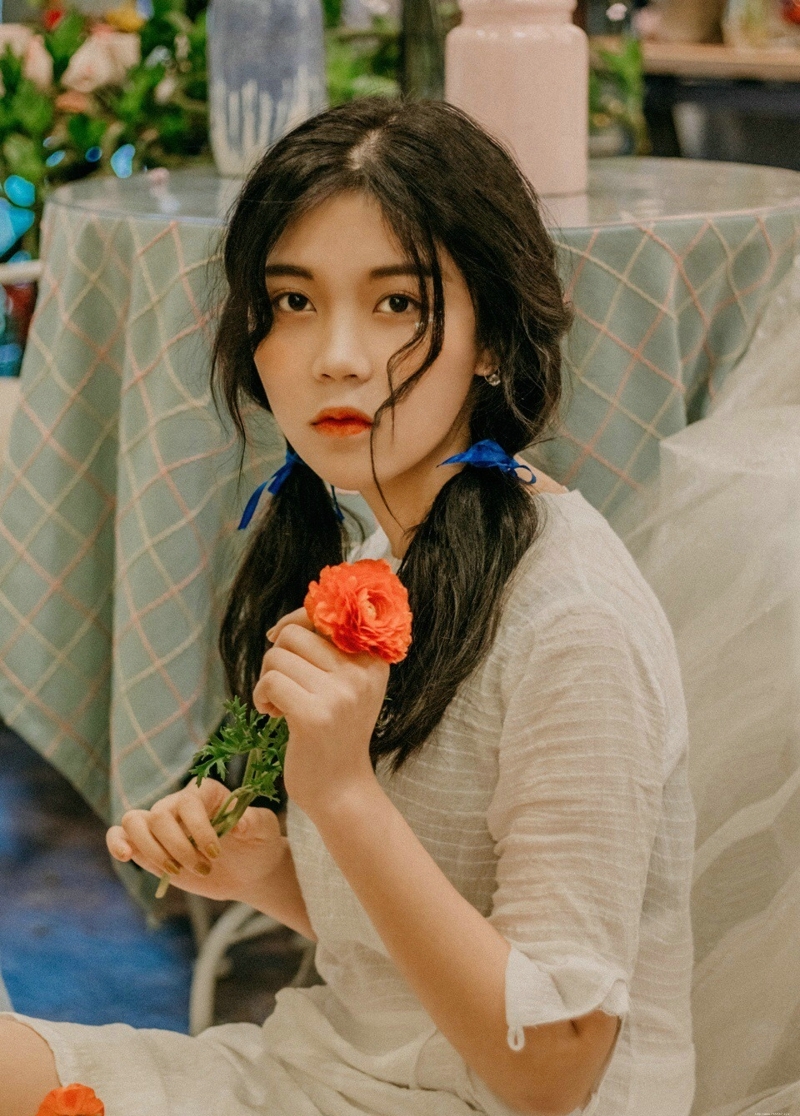 娇嫩自然卷妹子恬静如花朵般美丽