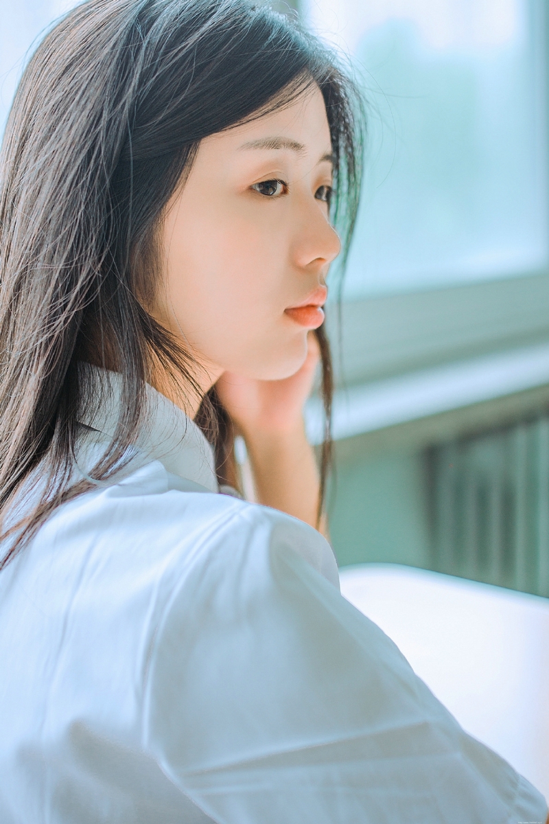 教室内的氧气校服少女纯真笑容