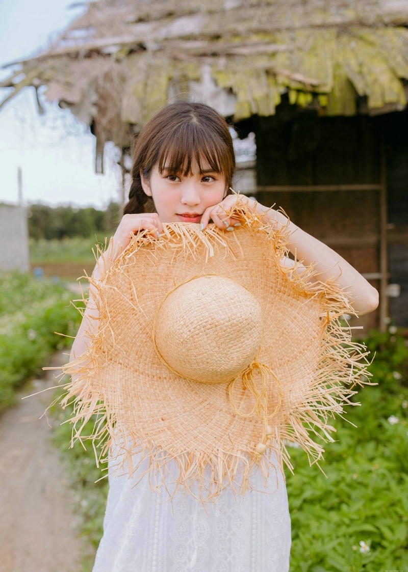 阳光明媚天空下的草帽氧气少女白皙肌肤