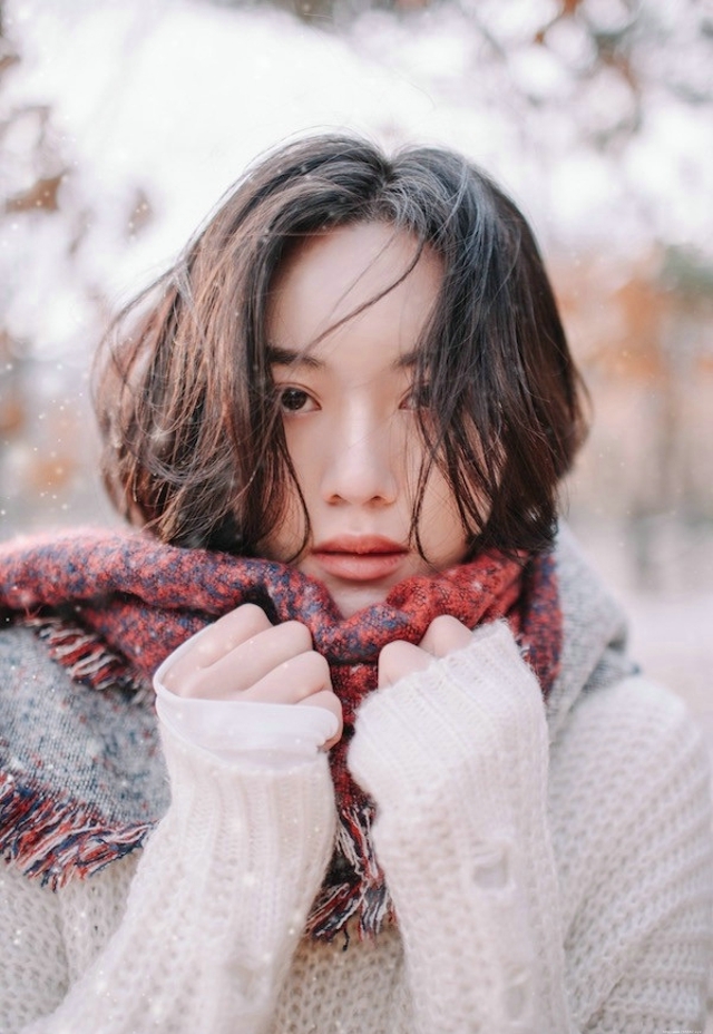 又一年大雪纷飞短发美女撑伞漫步楚楚动人