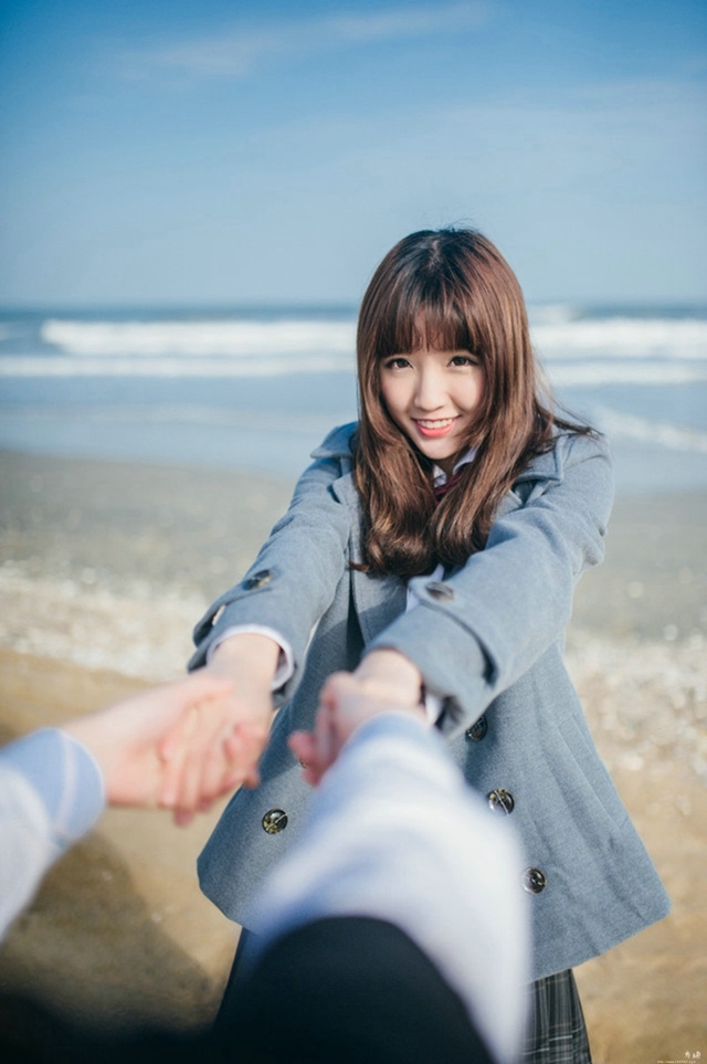 温婉可人迷人校服美女清纯甜美沙滩优美写真