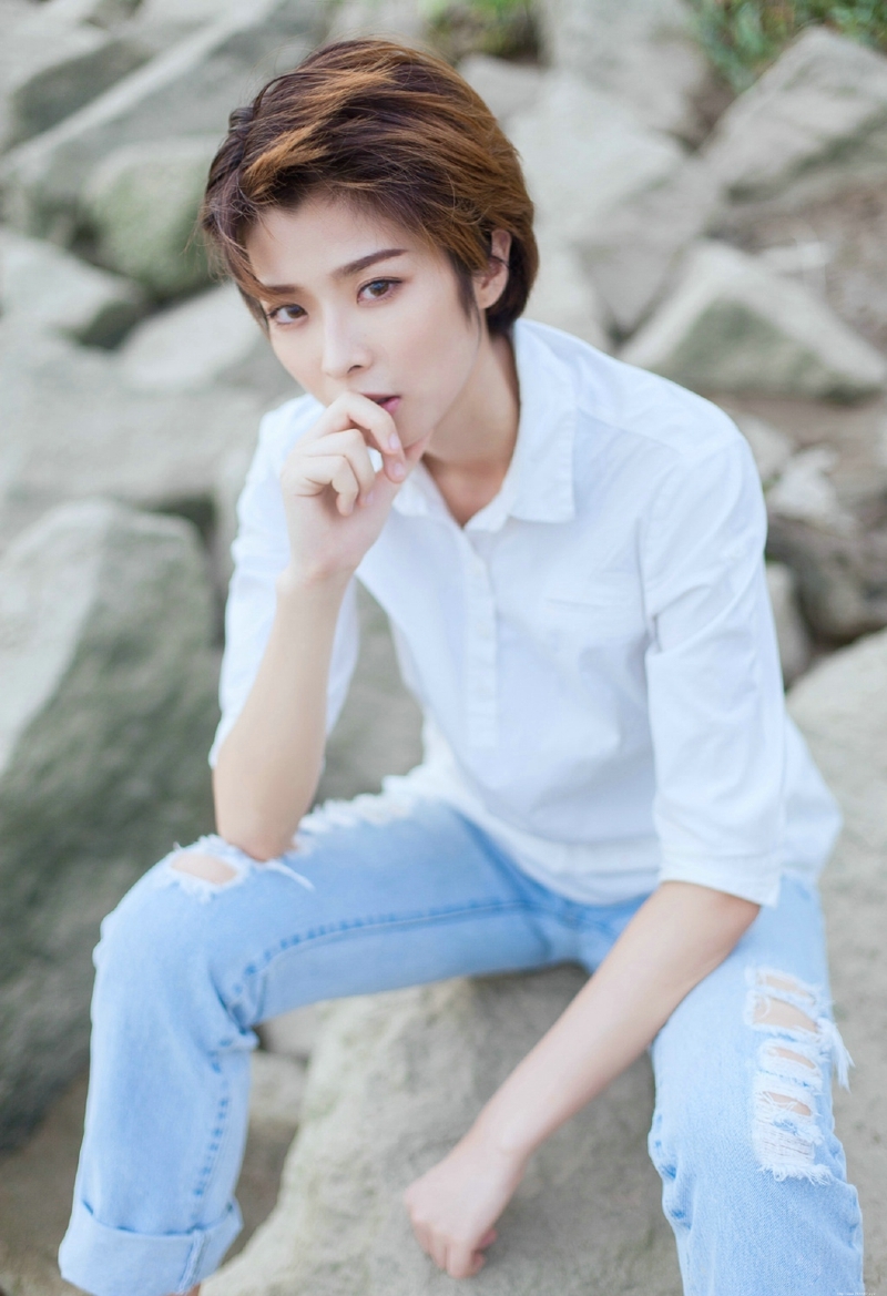 海岸边的帅气白衬衫美女清爽迷人