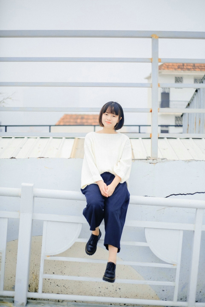 白皙短发少女可爱软萌可人