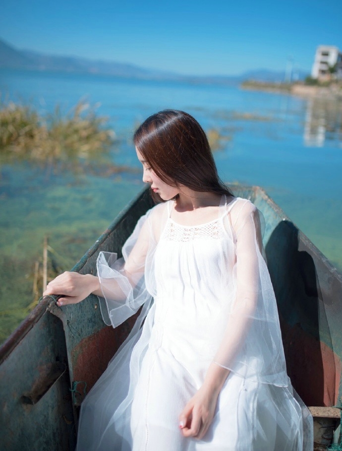 清新户外唯美白裙侧颜少女温馨写真