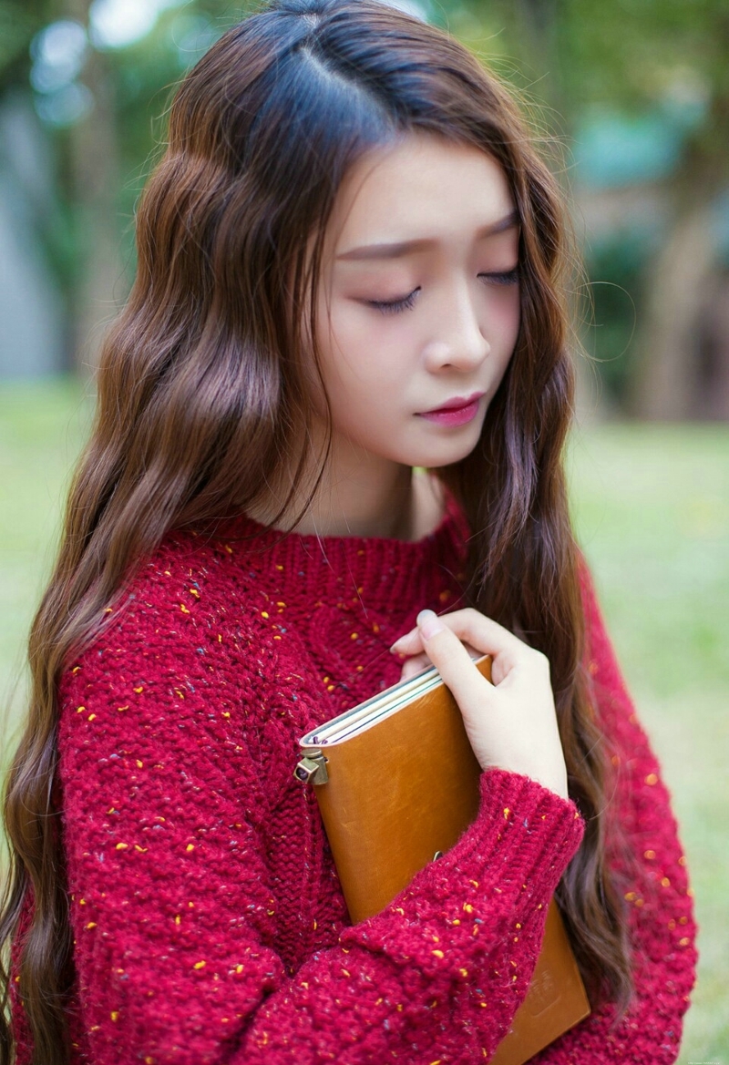 韩系卷发红衣美女娇美活力十足