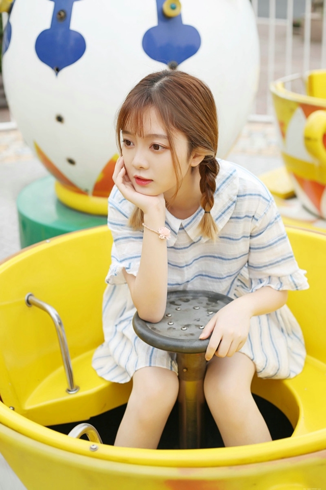 甜美清纯俏皮可爱美女游乐场快乐甜蜜迷人写真