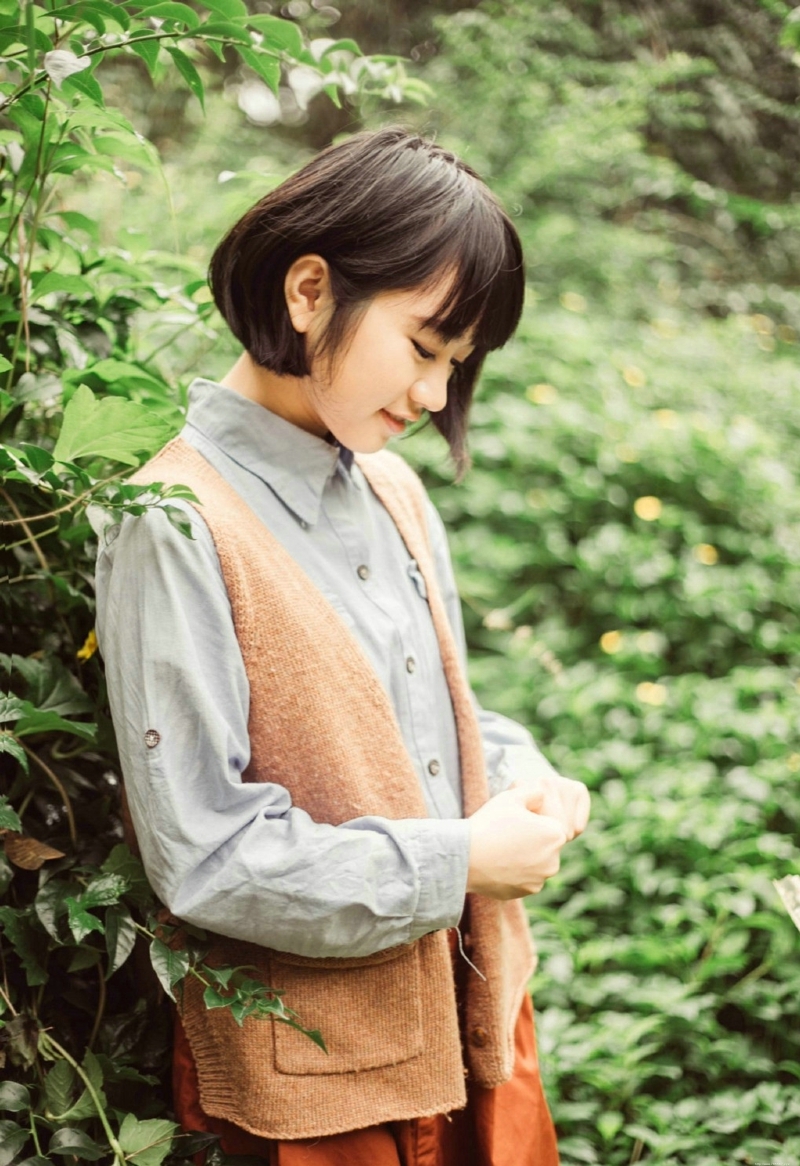 森系短发妹子户外清新笑脸迷人