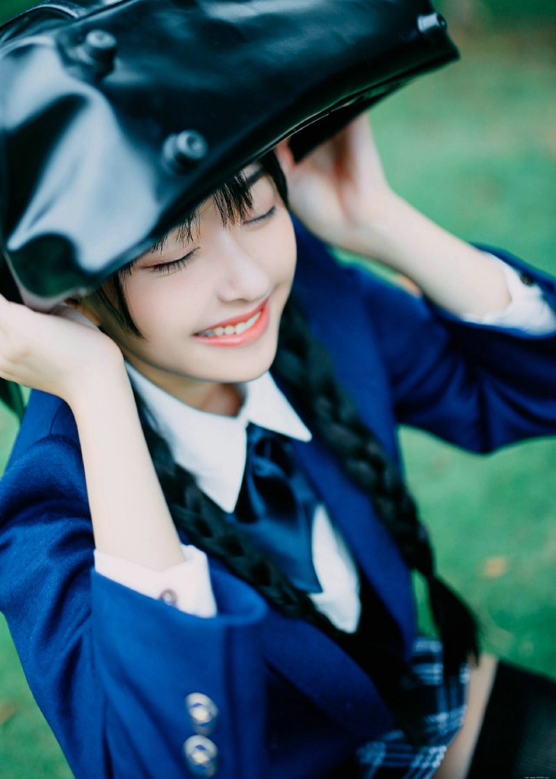 草坪上的日系学院风麻花辫妹子纯真可爱