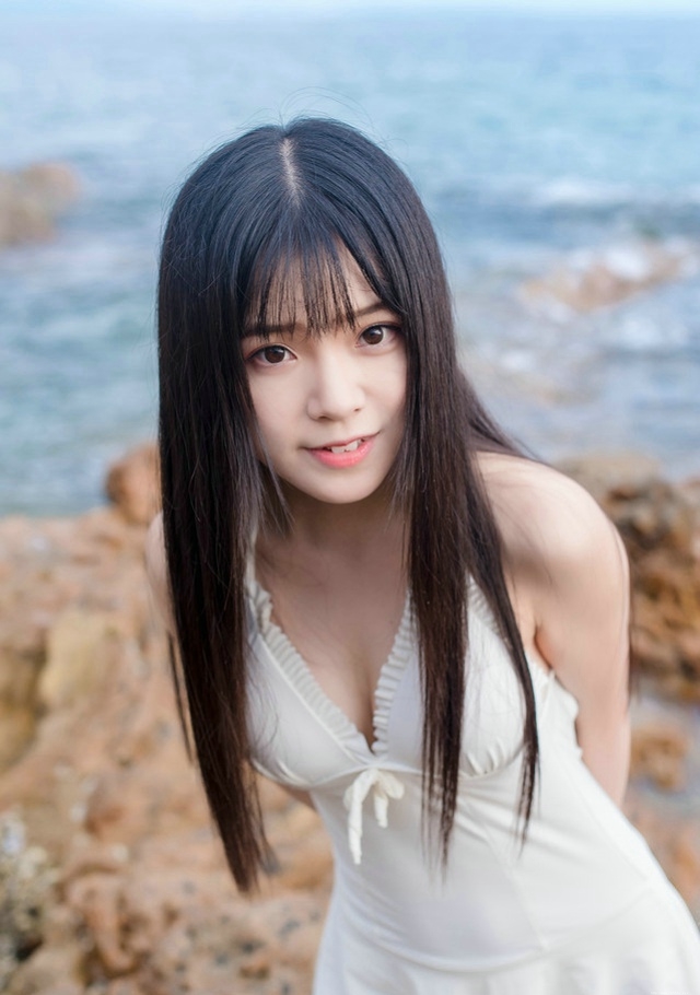 夏日海滩直发美女比基尼露背身材火辣