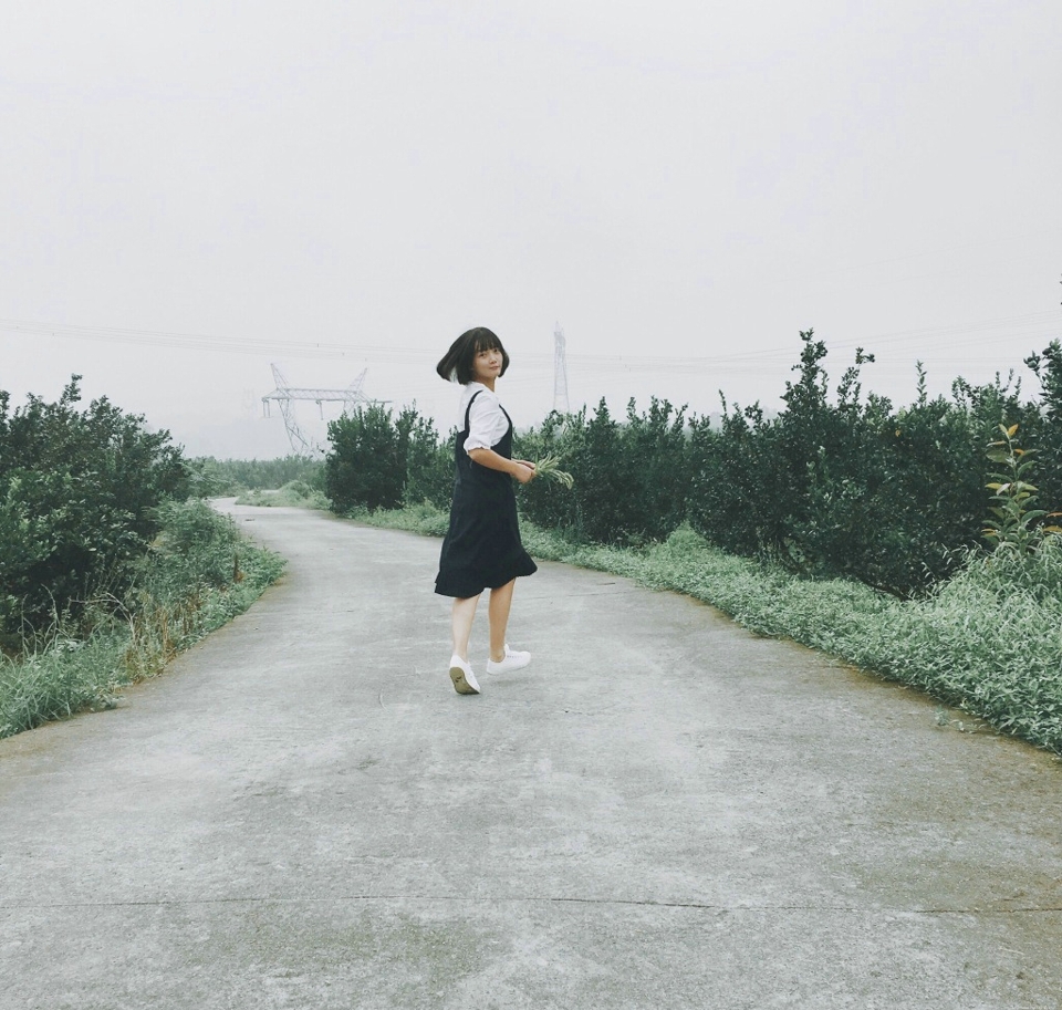 户外娇小可爱妹子元气活力十足