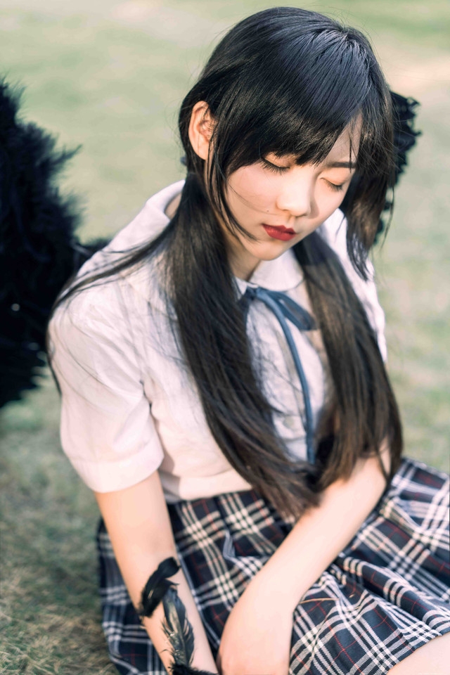 折翼的黑天使眼神魅惑倒在草坪上孤独