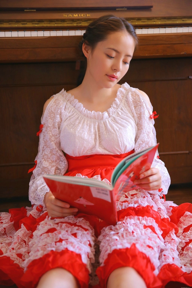 粉红高颜值养眼妹子漂亮脸蛋吸睛写真