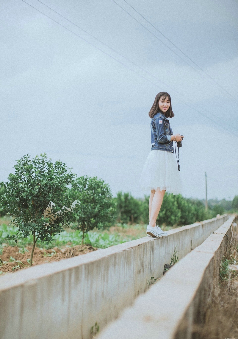 清新户外牛仔衣白裙摄影妹子笑容灿烂