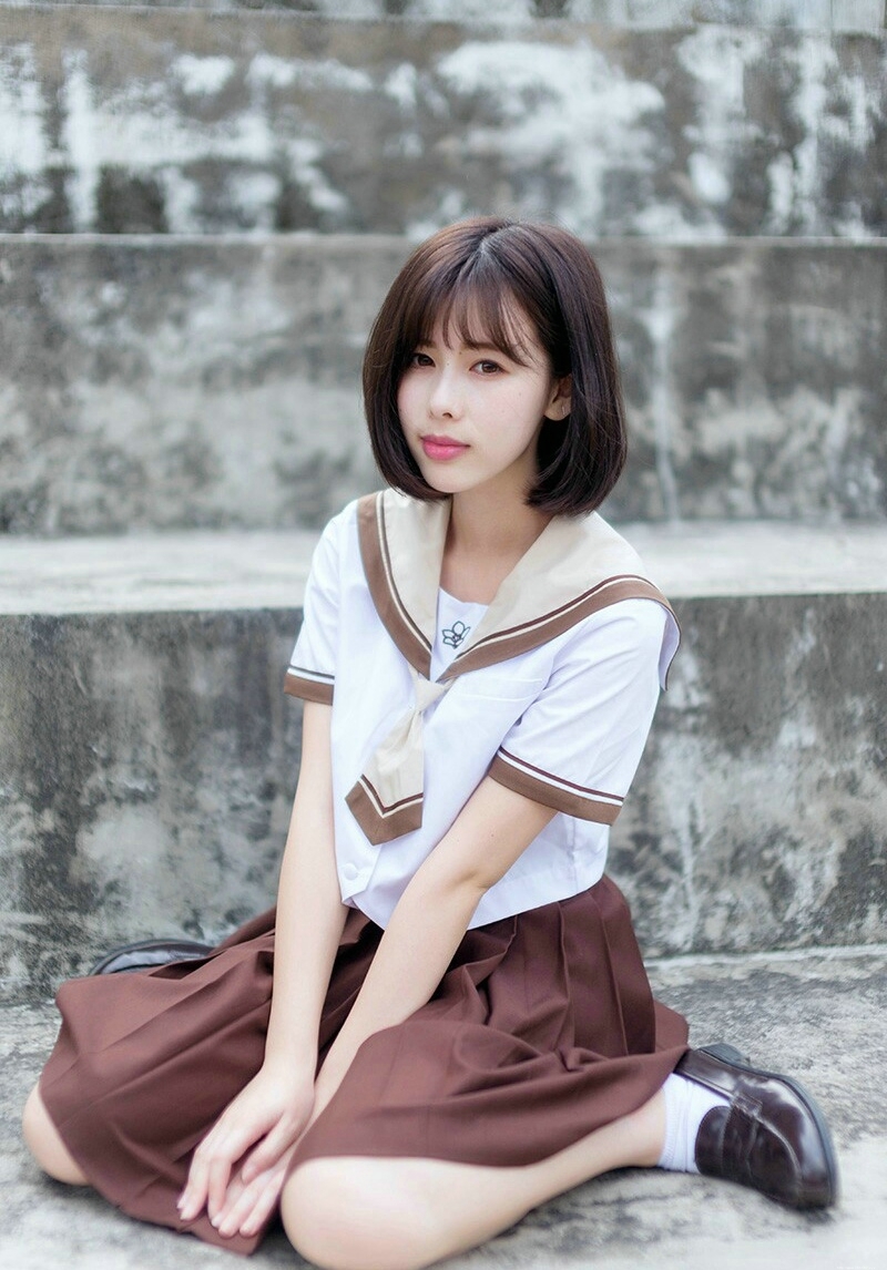 校服甜美短发姑娘清新秀发随风飘扬