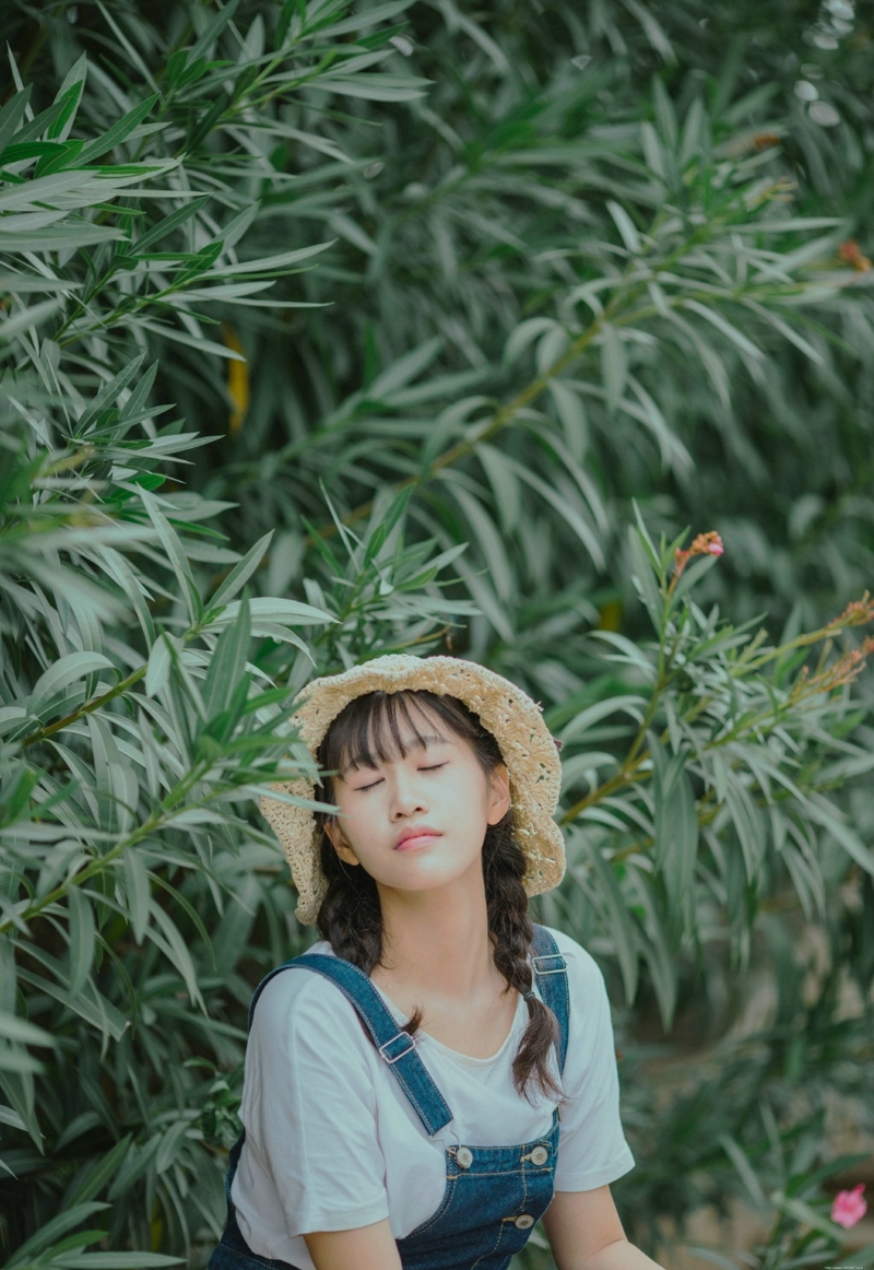 小岛上的背带裤风车少女青春无限