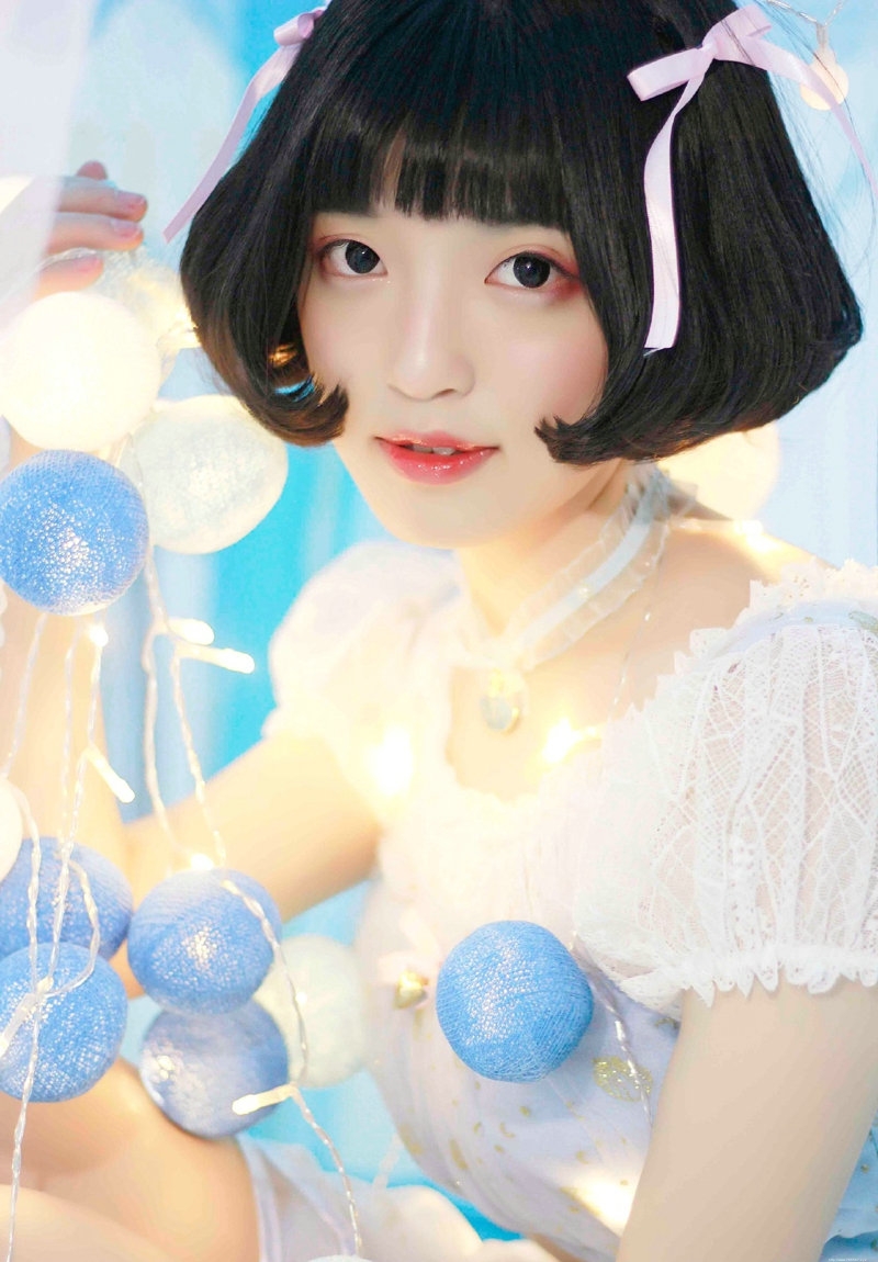 短发妹子闺房内彩灯闪耀清新写真可爱迷人