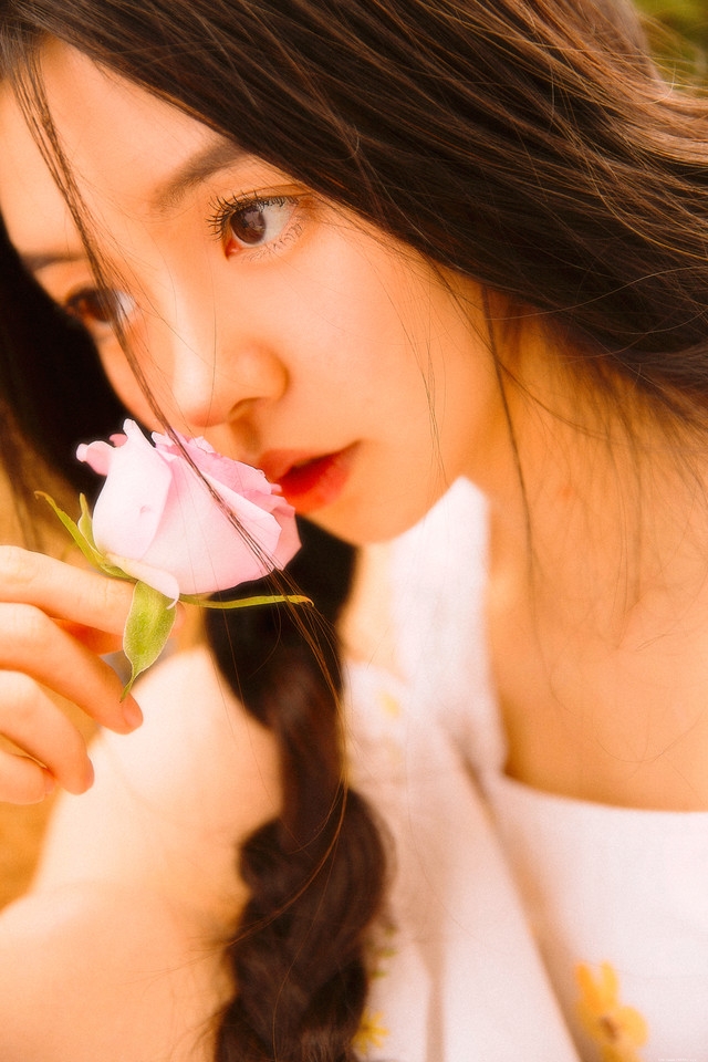 夏日初恋少女碎花裙红唇娇艳欲滴朦胧写真