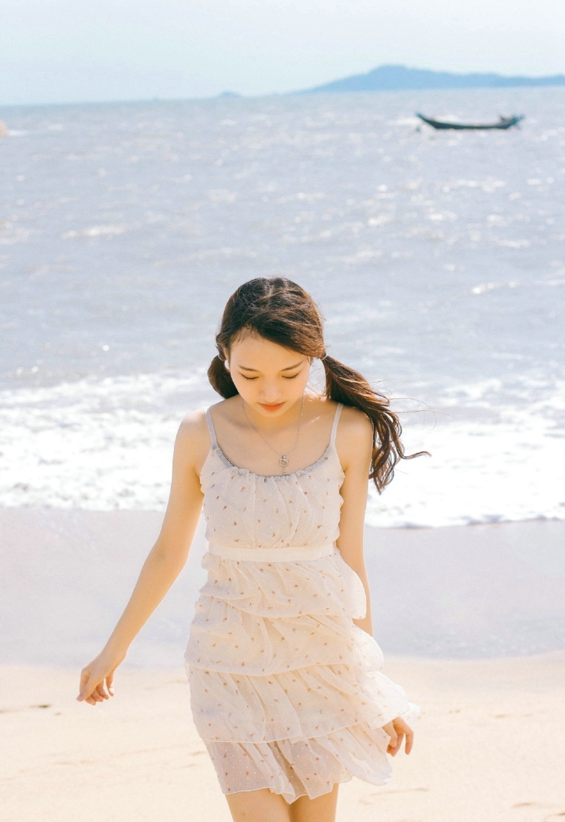 沙滩上的旅拍双马尾妹子清爽笑容