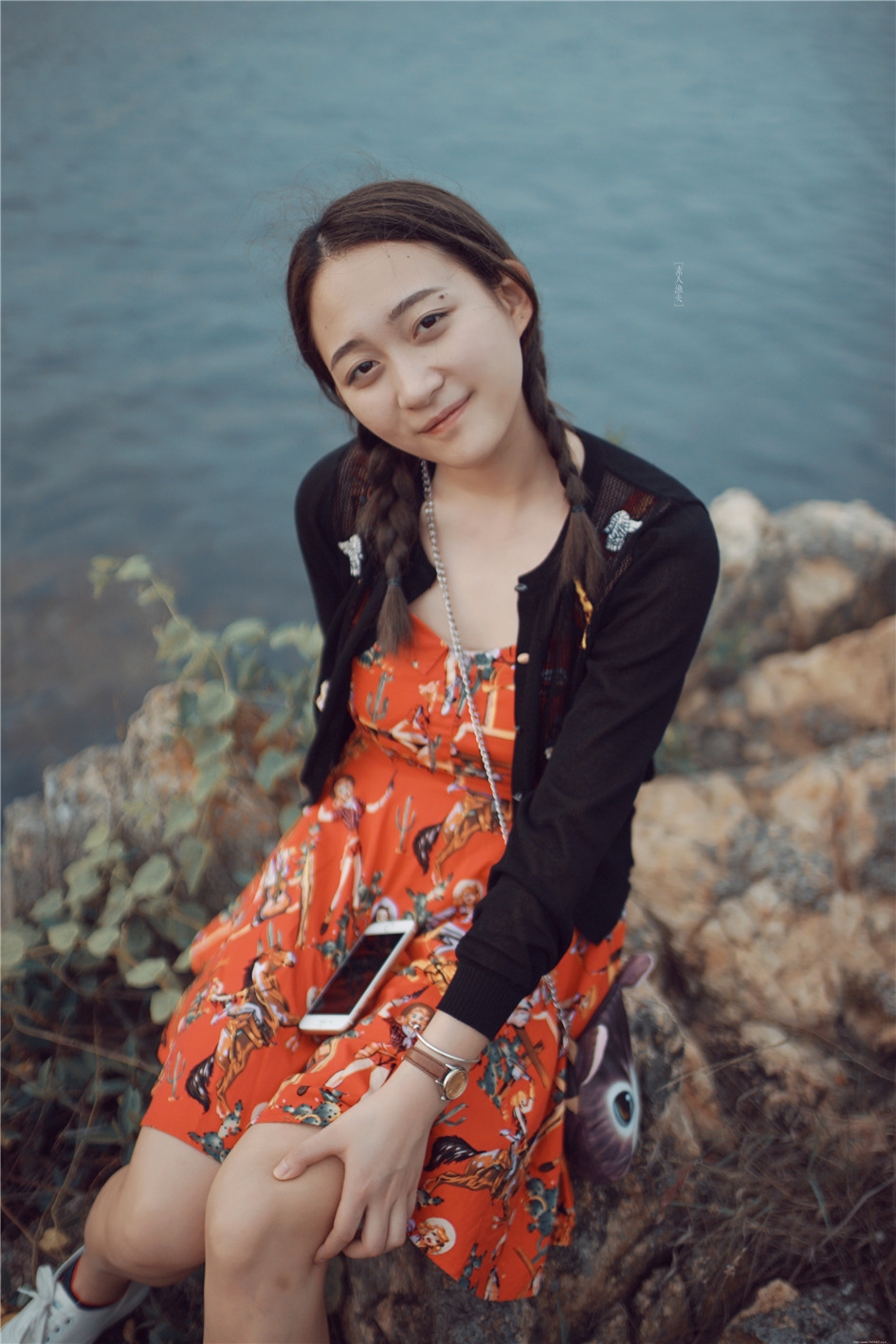 可爱小肚兜女生素颜生活写真