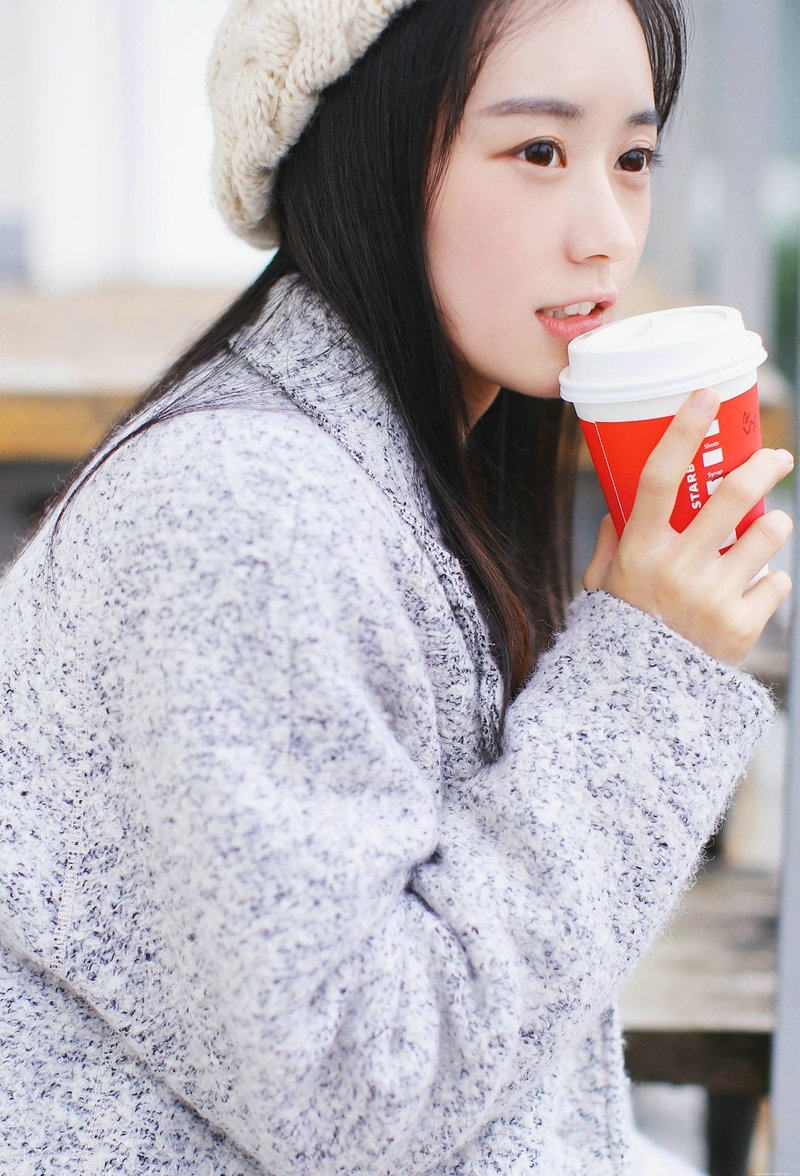 白皙清纯奶茶妹子台阶上甜美迷人