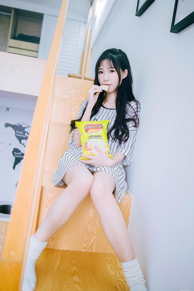 清晨早起少女梦犹在爱吃薯片柠檬私房写真