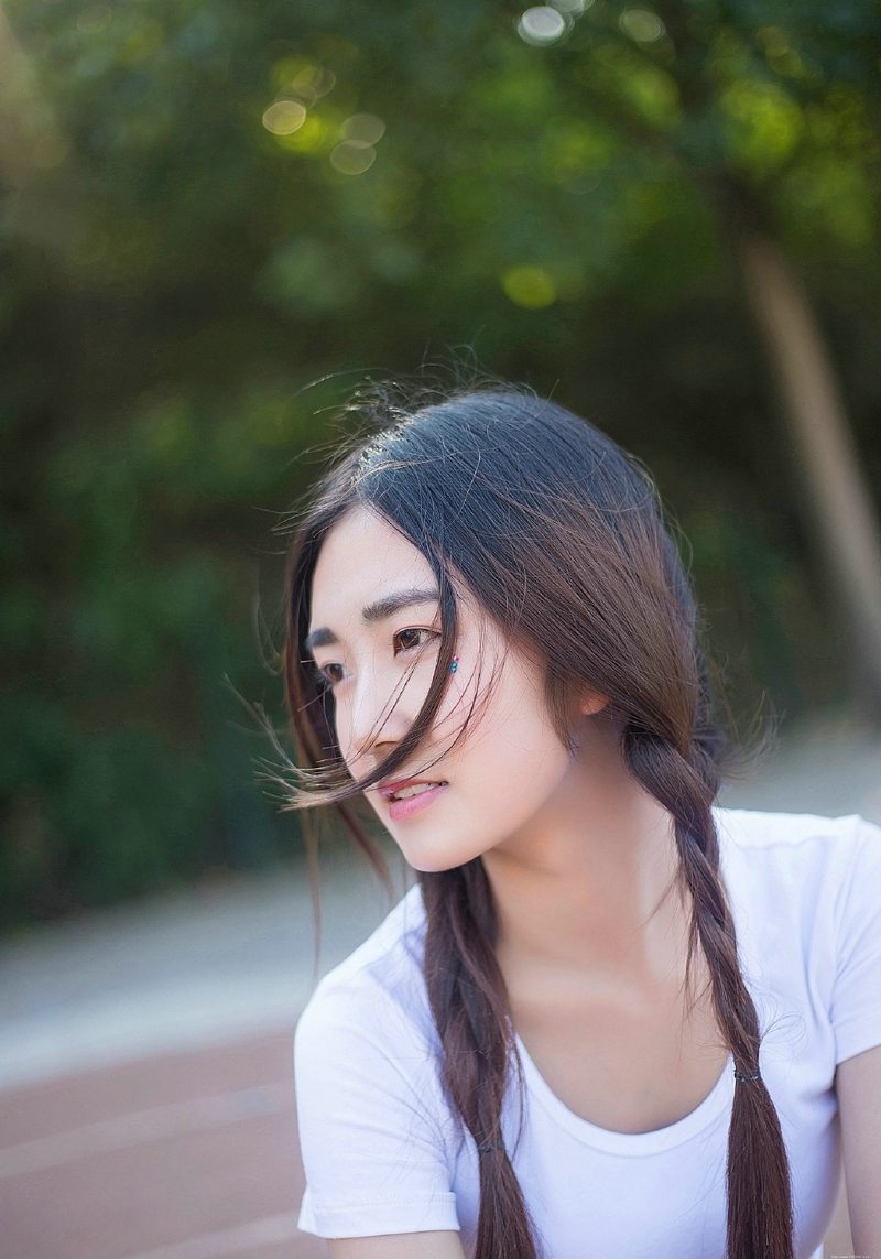 阳光下的白T长发牛仔妹子纯净可人