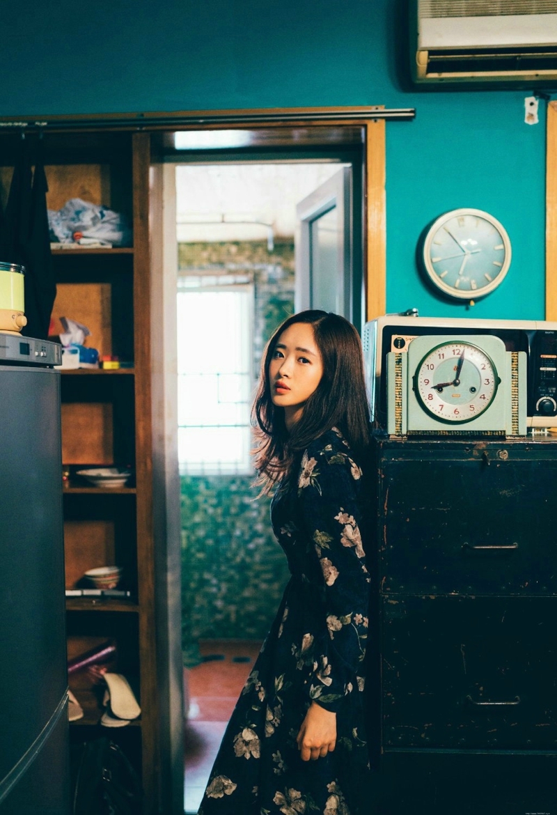 昏暗私房内的气质碎花裙美女温婉写真