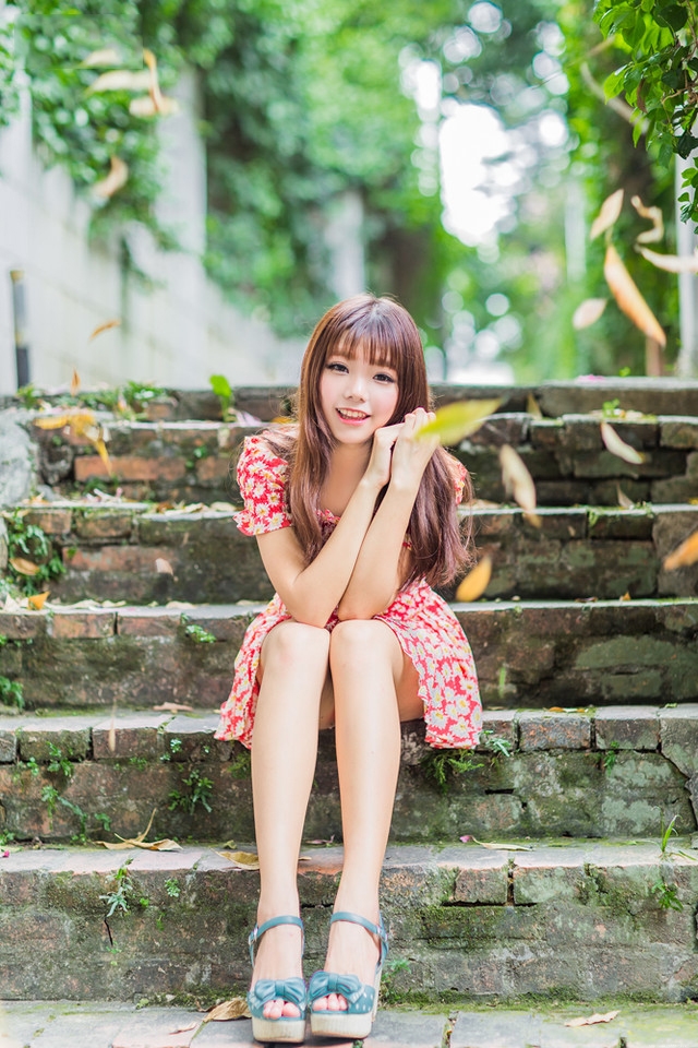 夏末美女一字肩碎花裙户外旅拍清新脱俗