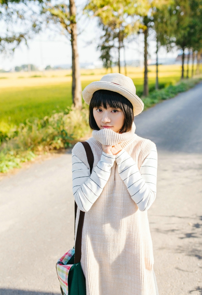 清新稻田内的短发草帽妹子笑容迷人