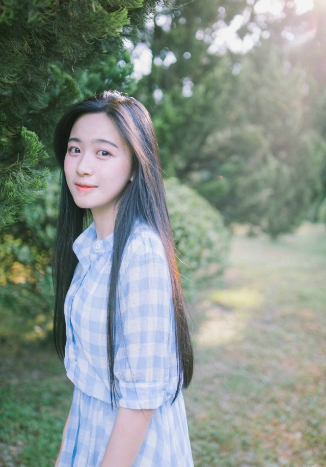 皮肤白皙清纯大眼美女户外甜美俏人写真