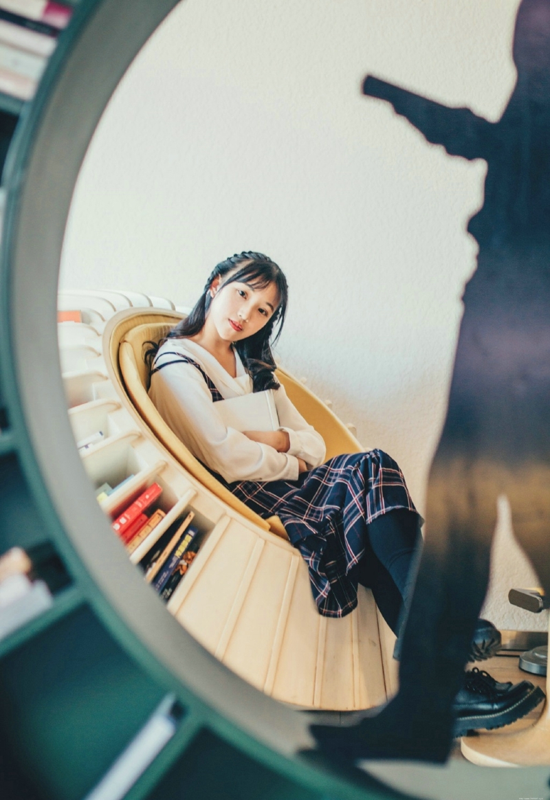 咖啡馆内的可爱嘟嘴少女甜美可人