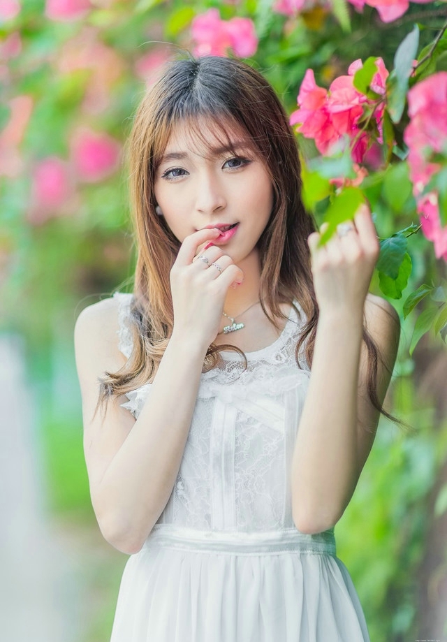 公园内的花恋美女蕾丝裙梨涡甜笑美艳十足