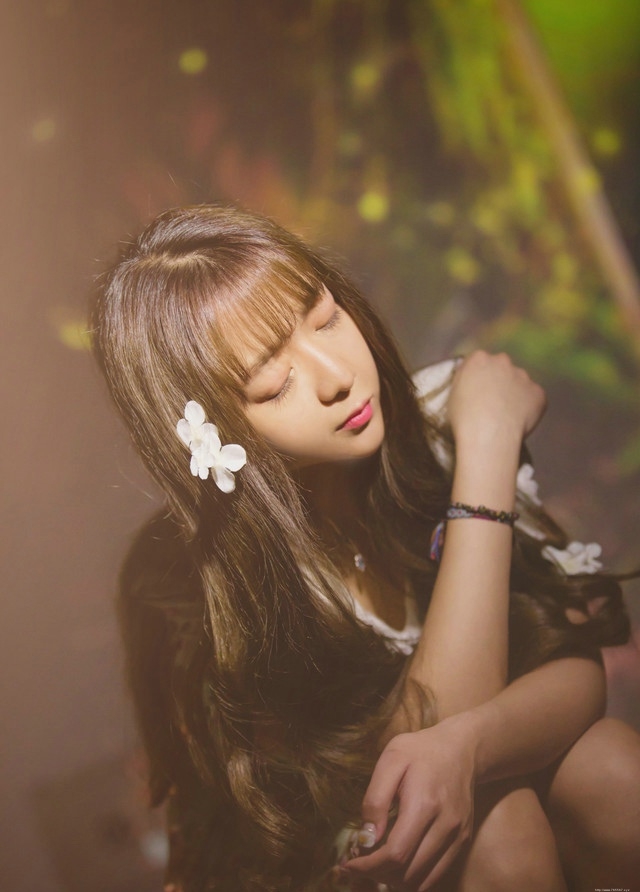 做梦美女碎花长裙沉迷于幻灯机无法自拔