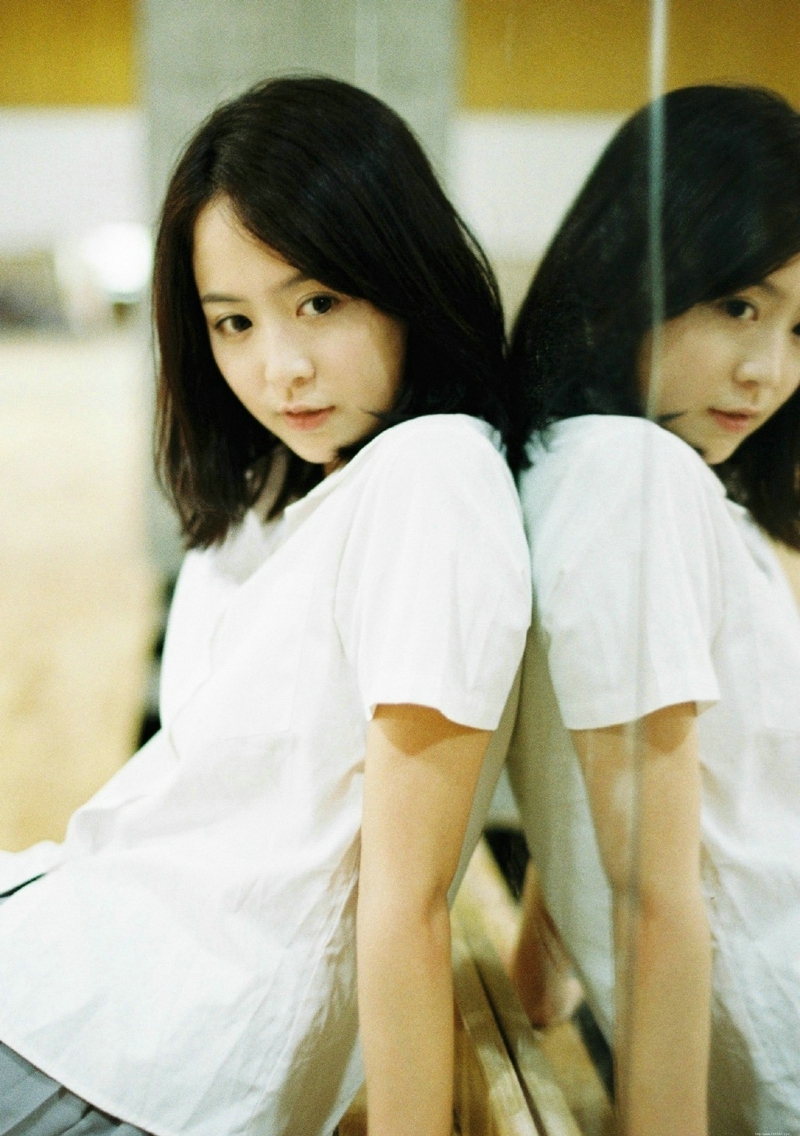 白衬衫软萌妹子短裙阳光下耀眼写真