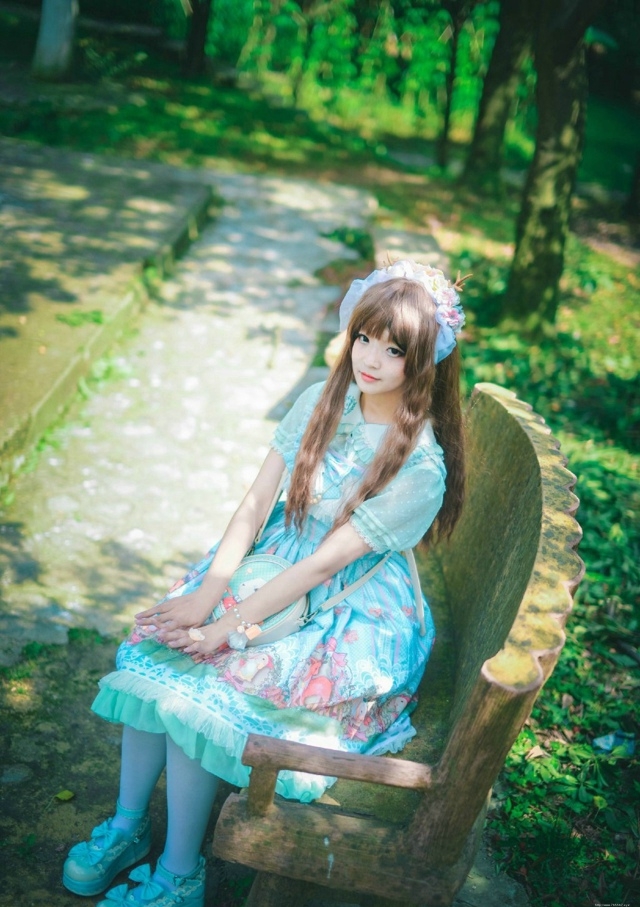 森系少女户外唯美写真清新迷人