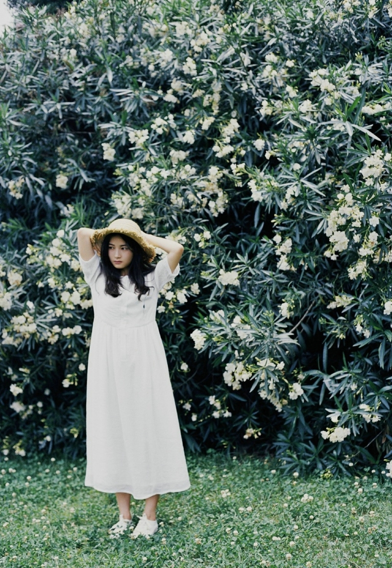 清纯妹子温柔郊外花丛中笑颜如花