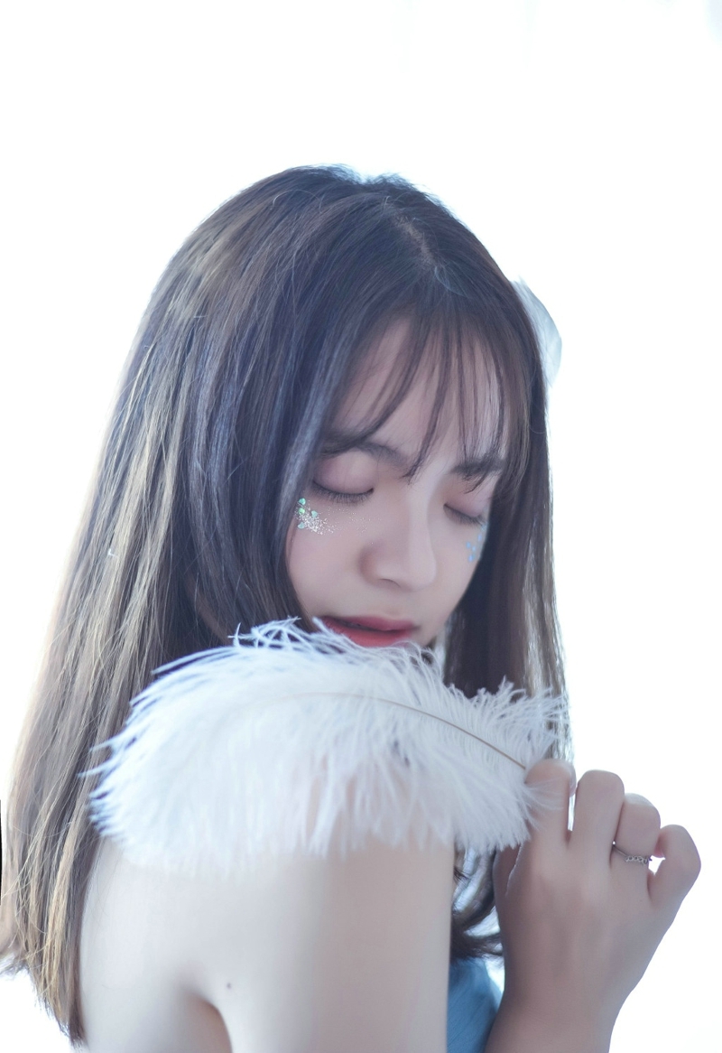 可爱抹胸裙妹子安静悠闲下午茶时光