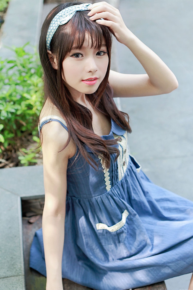 慵懒的午后可爱发箍少女蓝色裙望着远处傻傻发呆