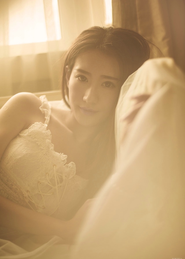 做着少女梦的大眼美女吊带蕾丝裙躺在床上